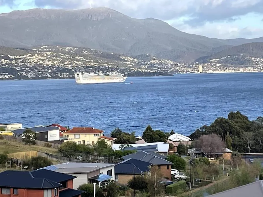 Stunning Water View Home In Хобарт